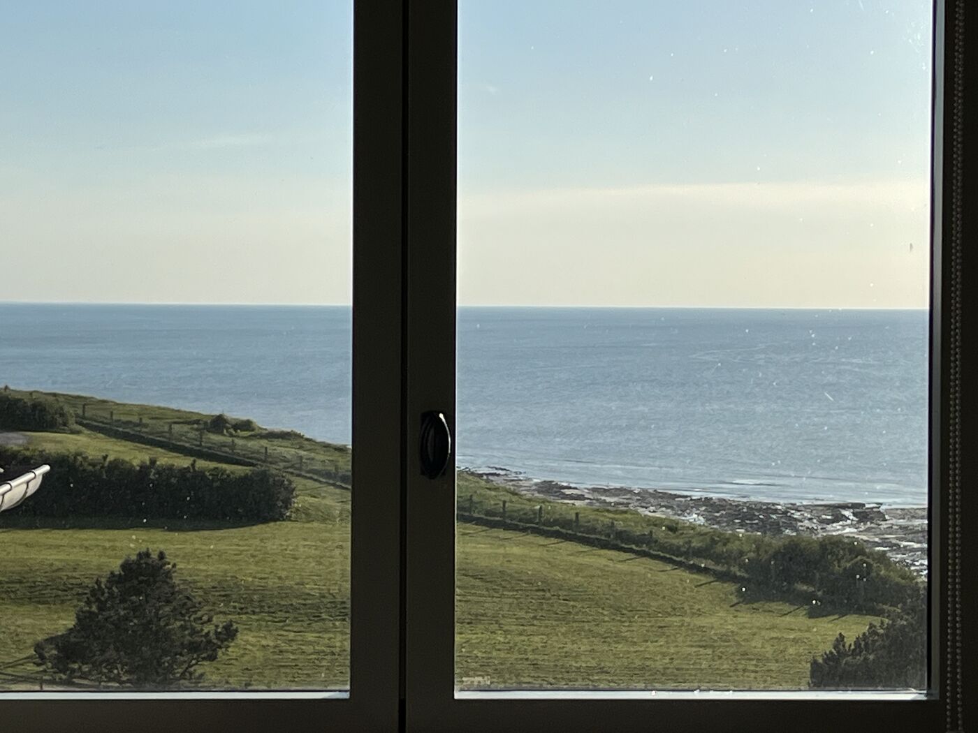 Vue mer depuis la fenêtre de l'appartement