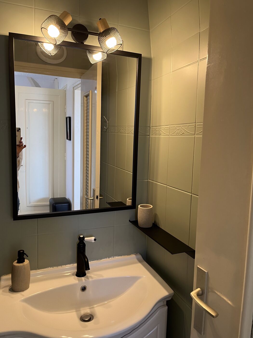 Salle de bain, vasque et miroir