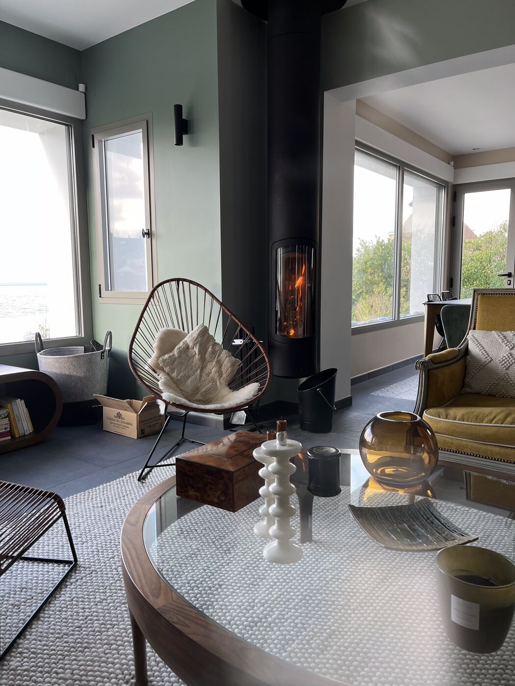 Salon avec poêle à bois, vue mer