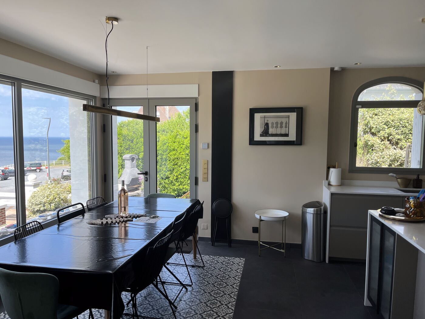 Salle à manger et cuisine, vue mer