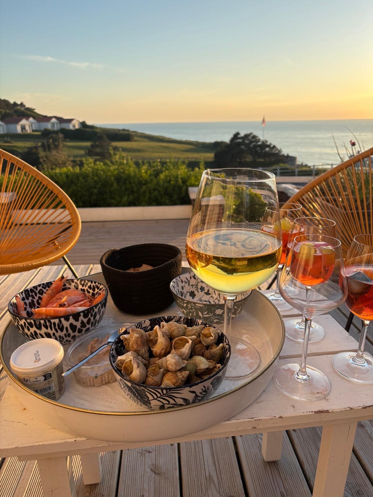 Apéritif sur la terrasse au coucher de soleil, vue mer